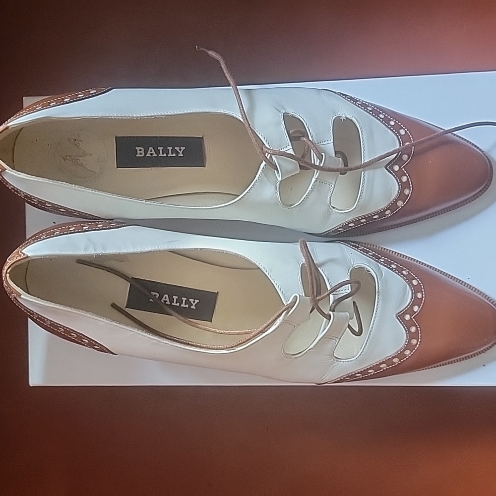 Bally size 8 tan and white leather lace up high heels